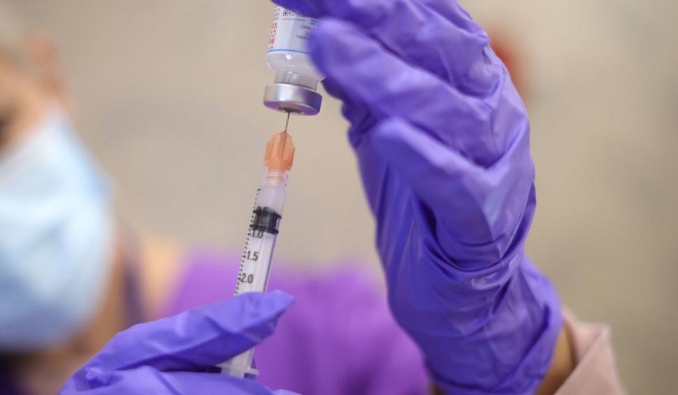 Medic din Satu Mare, acuzat că a eliberat certificate COVID false, prin ”vaccinare la chiuvetă”. Percheziții în locuință