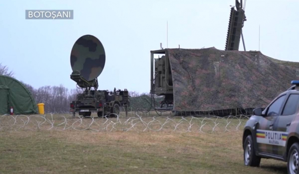 Exerciții militare la granița României cu Ucraina. Mai multe vehicule și aparatură au fost amplasate pe un câmp din județul Botoșani