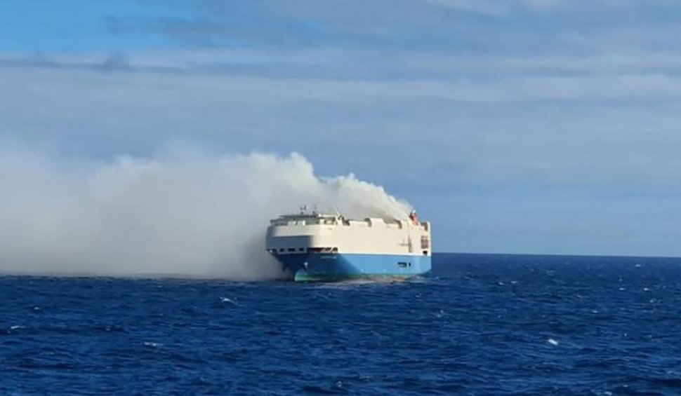 Felicity Ace, o navă cât două stadioane, plină cu mașini de lux, arde în derivă în Oceanul Atlantic I Imagini dramatice cu operațiunea de salvare a echipajului