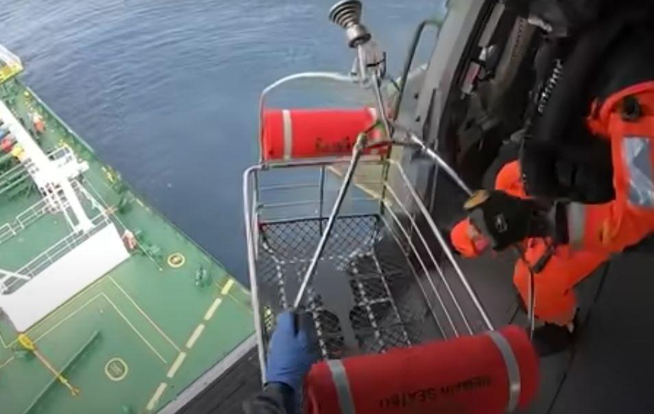 Felicity Ace, o navă cât două stadioane, plină cu mașini de lux, arde în derivă în Oceanul Atlantic I Imagini dramatice cu operațiunea de salvare a echipajului 751558