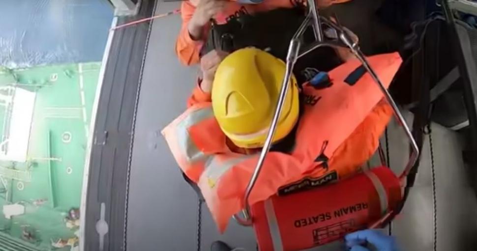 Felicity Ace, o navă cât două stadioane, plină cu mașini de lux, arde în derivă în Oceanul Atlantic I Imagini dramatice cu operațiunea de salvare a echipajului 751560