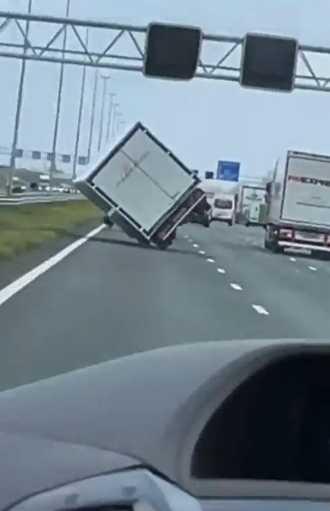 Imagini apocaliptice cu furtunile care au făcut ravagii în Europa. Vântul a depăşit 190 de kilometri pe oră 751658