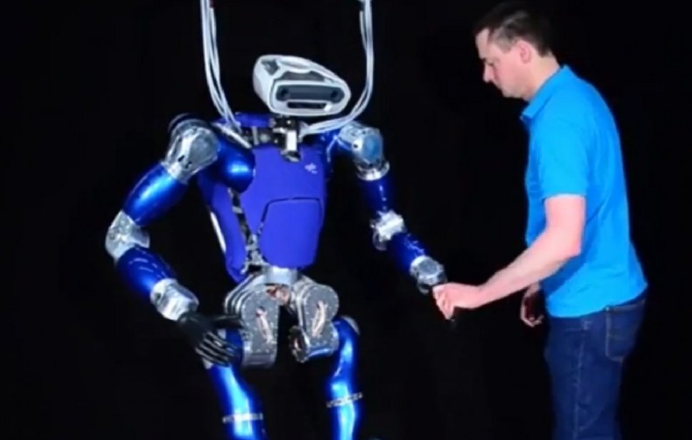 Unul dintre cei mai performanți roboți umanoizi din lume a fost construit de români
