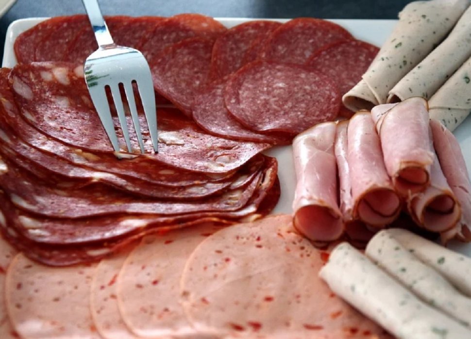 Alertă alimentară! Două tipuri de salam contaminate cu o bacterie periculoasă