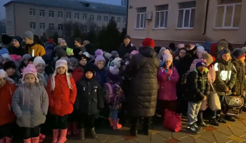 Cozi uriaşe de oameni la frontiera dintre Ucraina şi Rusia | Evacuare masivă din Lugansk şi Donetsk