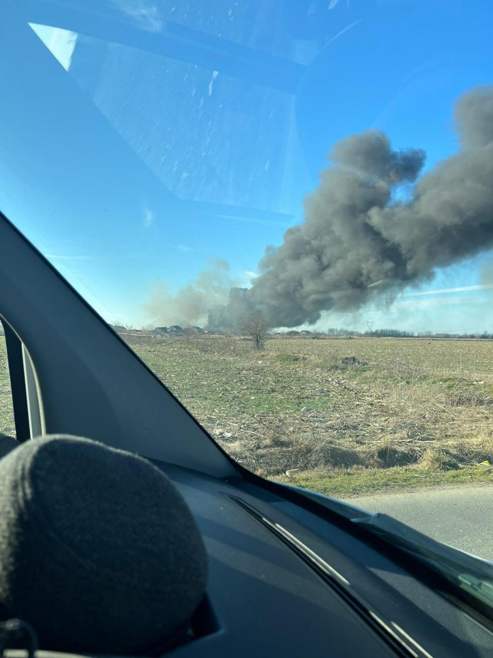 Incendiu de proporţii, în apropiere de Capitală. Deşeuri toxice, arse pe câmp 751755