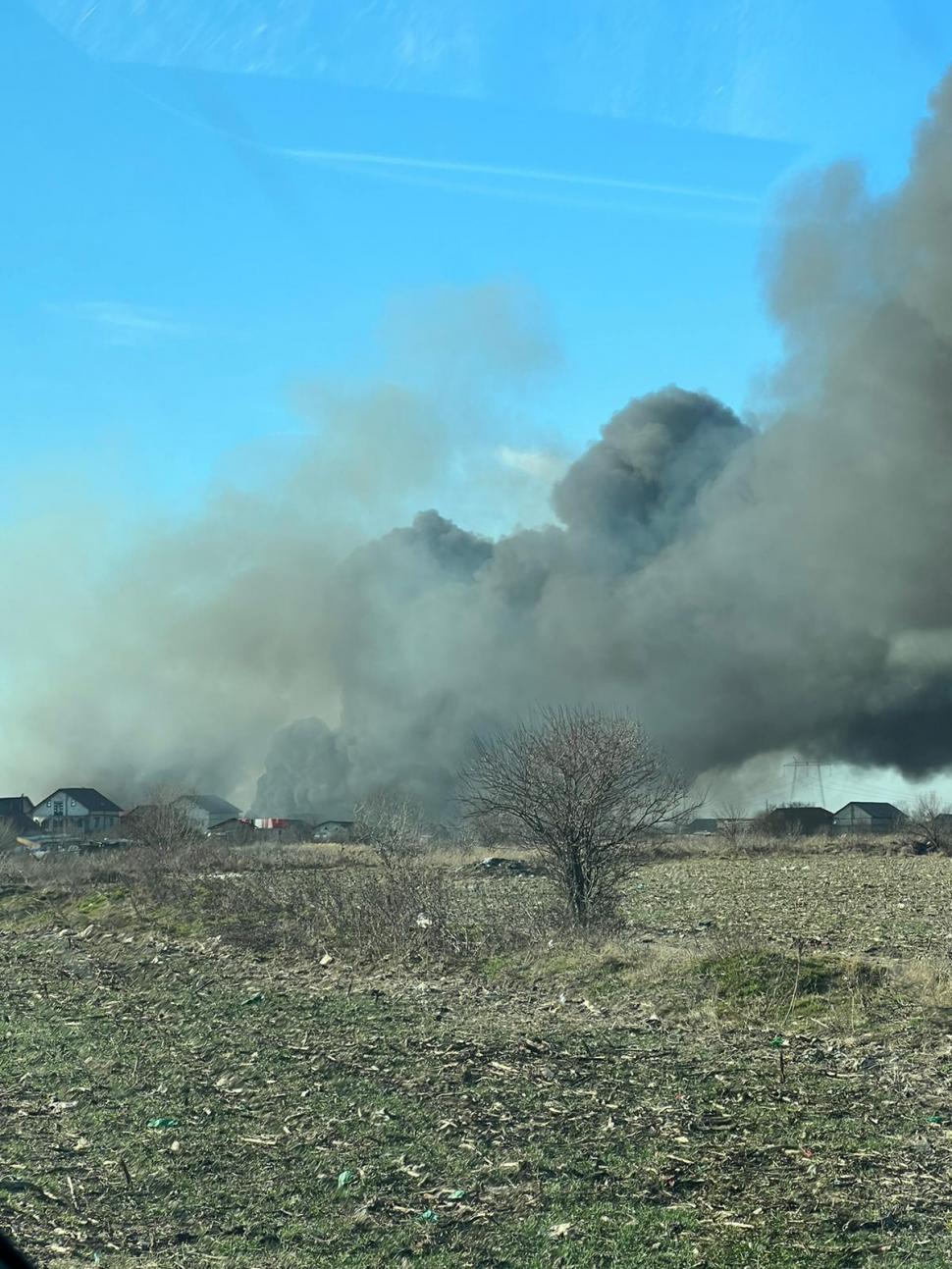 Incendiu de proporţii, în apropiere de Capitală. Deşeuri toxice, arse pe câmp 751756