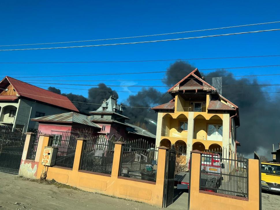 Incendiu de proporţii, în apropiere de Capitală. Deşeuri toxice, arse pe câmp 751757