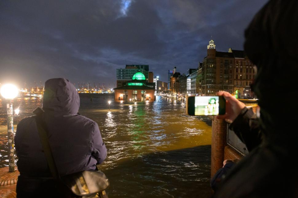 Cicloanele Zeynep și Eunice au devastat Europa și Marea Britanie. Cel puțin 14 oameni au murit. Meteorlogii avertizează: "Nu s-a terminat!" 751827