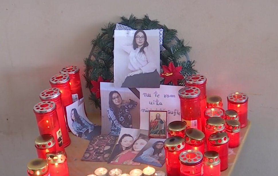 Altar de lumânări şi flori la şcoală pentru Ştefania, fata care a murit în braţele tatălui ei, salvator la SMURD
