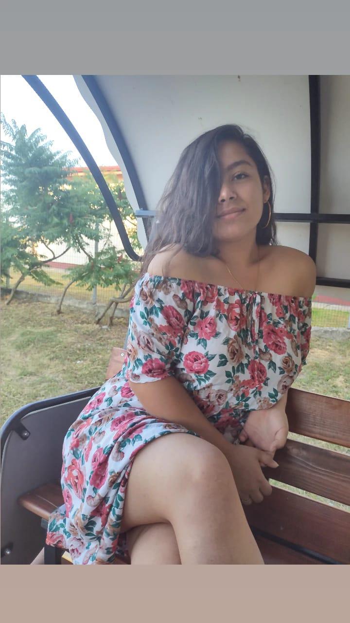 Altar de lumânări şi flori la şcoală pentru Ştefania, fata care a murit în braţele tatălui ei, salvator la SMURD 752038