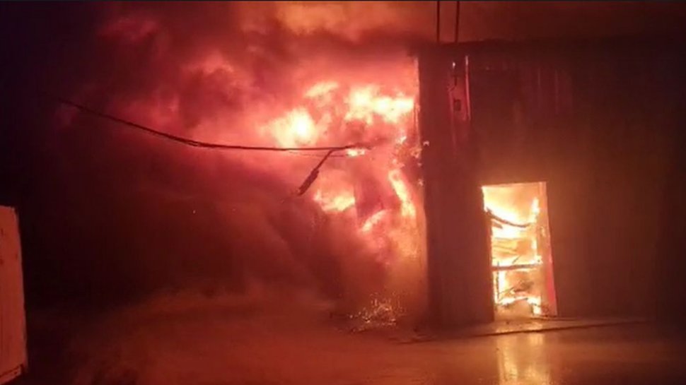 Incendiu puternic la o fabrică de mezeluri din Mizil. Arde o suprafață de 7.000 mp. Doi pompieri sunt răniți