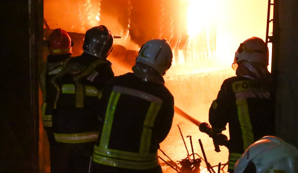 Incendiu puternic lângă București, la o hală de 2000 de metri pătraţi. 10 maşini pompieri şi ambulanțe, mobilizate