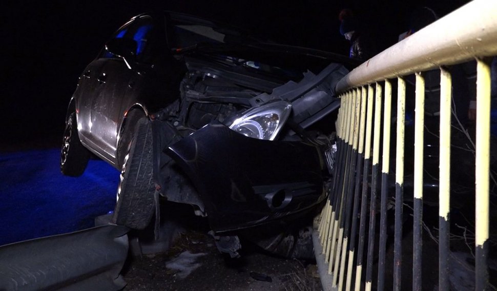Un şofer s-a înfipt cu mașina în balustrada unui pod, după ce a derapat pe gheaţă la Lerești, în Argeș 
