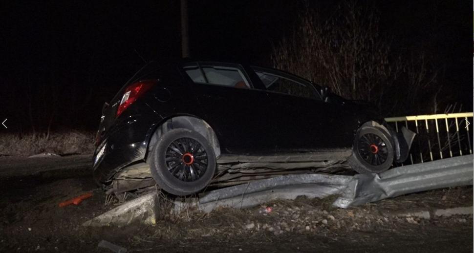 Un şofer s-a înfipt cu mașina în balustrada unui pod, după ce a derapat pe gheaţă la Lerești, în Argeș  752098