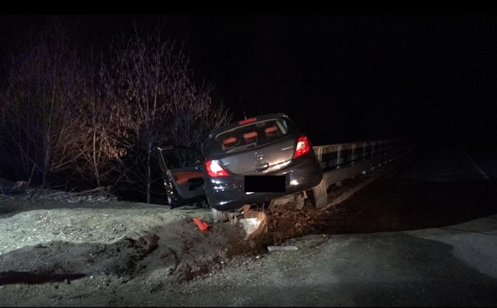Un şofer s-a înfipt cu mașina în balustrada unui pod, după ce a derapat pe gheaţă la Lerești, în Argeș  752100