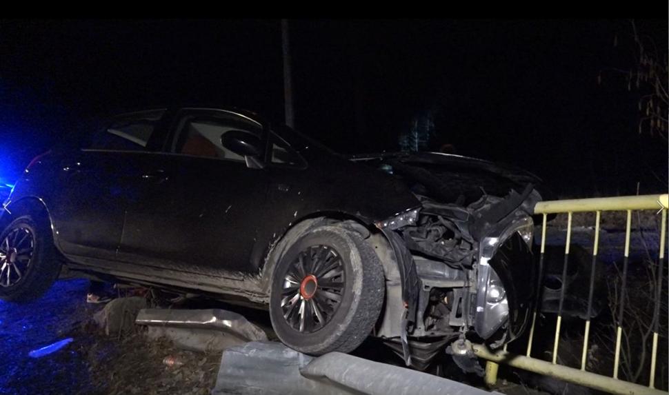 Un şofer s-a înfipt cu mașina în balustrada unui pod, după ce a derapat pe gheaţă la Lerești, în Argeș  752101