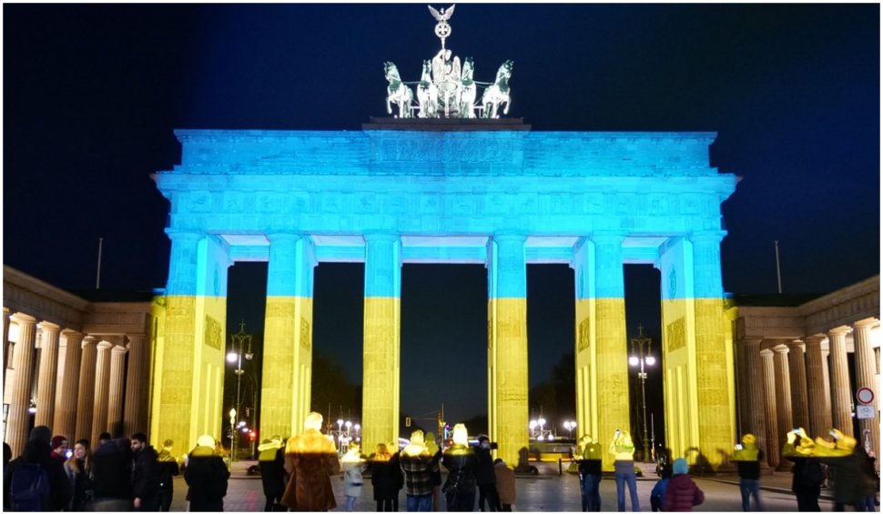 Berlinul și Parisul luminează clădirile în culorile naționale ale Ucrainei în semn de unitate