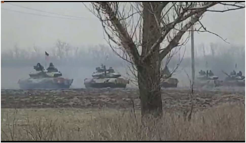 O coloană de tancuri care poartă steagurile Rusiei se îndreaptă spre orașul-port Mariupol aflat sub controlul Ucrainei
