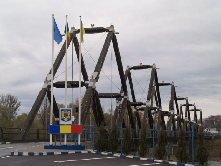 Sute de elevi din România și Ucraina, într-un lanț uman al păcii pe un pod de graniță de peste Tisa 