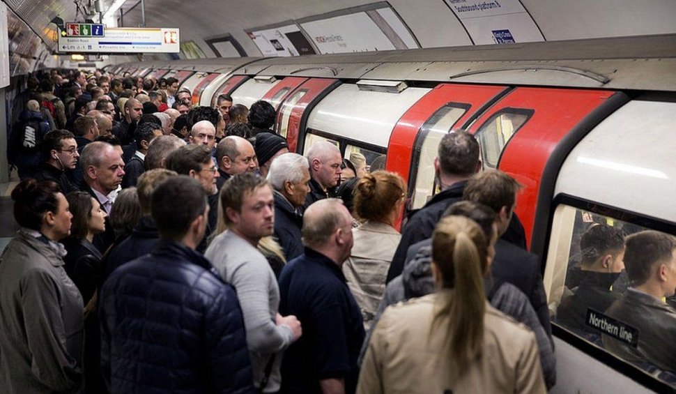 Masca de protecție nu mai este obligatorie în metrou, la Londra, începând de joi
