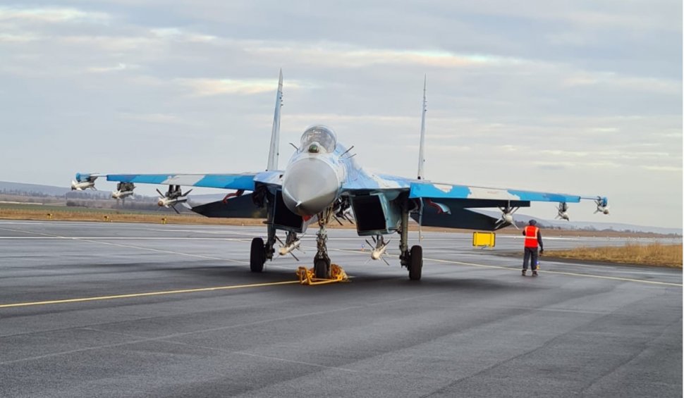 Avion militar ucrainean cu probleme, ajuns în România şi escortat de avioane F-16 Fighting Falcon ale Forțelor Aeriene Române