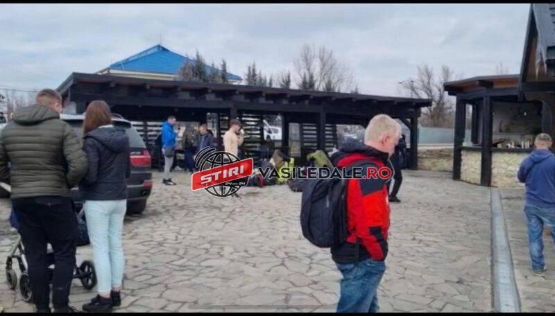 Primii refugiaţi ucraineni au intrat în ţară pe la Sighetu Marmaţiei. Sunt coloane de maşini, dar şi zeci de oameni care vin pe jos   752648