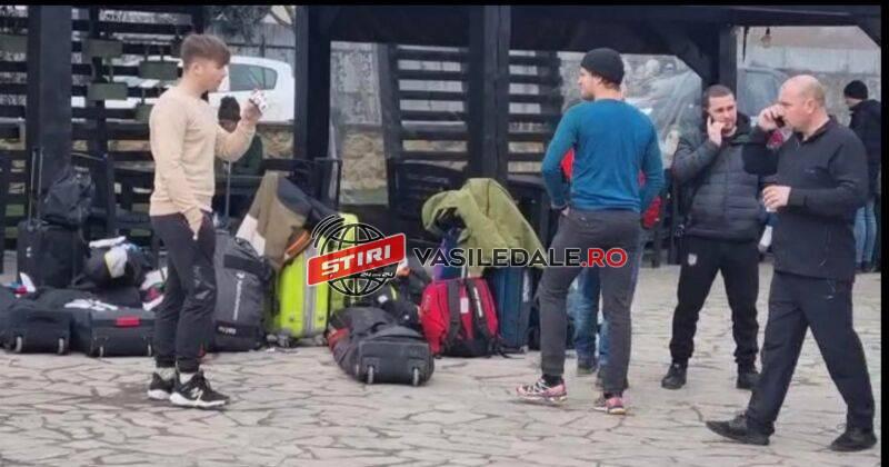 Primii refugiaţi ucraineni au intrat în ţară pe la Sighetu Marmaţiei. Sunt coloane de maşini, dar şi zeci de oameni care vin pe jos   752649