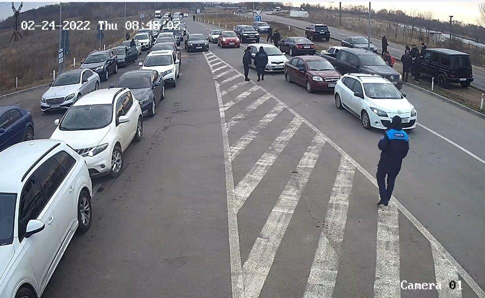 Mii de ucraineni fug în Moldova. Cozi uriaşe de maşini, la punctele de trecere a frontierei 752537