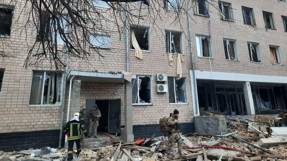 Urmările atacurilor din Ucraina, în imagini. Pompierii caută trupurile neînsuflețite prinse sub dărâmături
