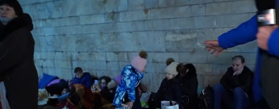 Echipa Antena 3, în adăposturile antibombardament de la Kiev. Imagini emoţionante cu oamenii care s-au refugiat la metrou 752895