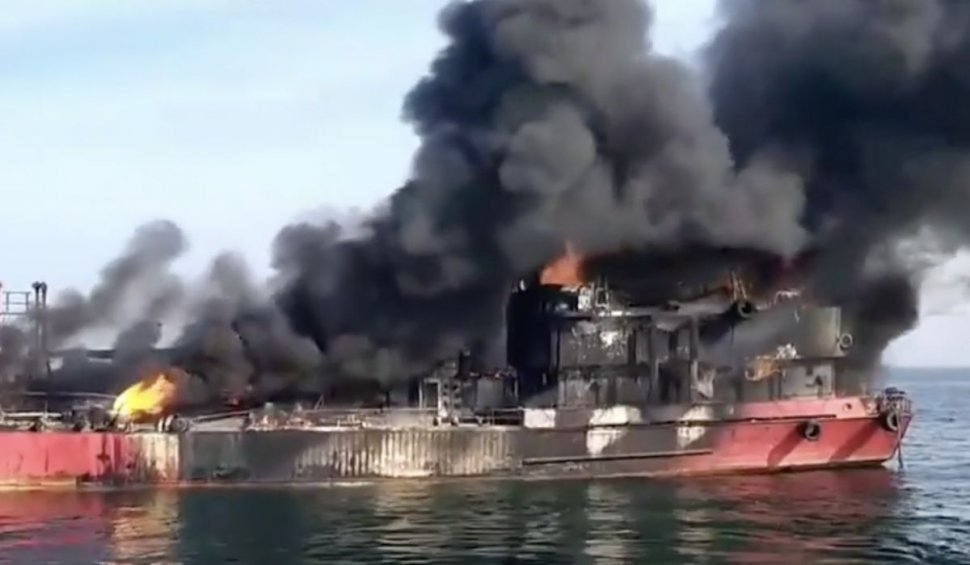 Nava sub pavilion moldovenesc atacată de ruși în Marea Neagră a luat foc