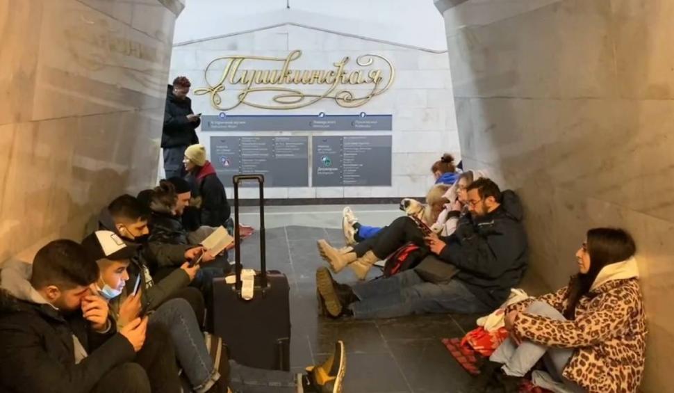 Imaginile din Ucraina care fac înconjurul lumii. Oamenii din Harkov s-au refugiat la metrou de teama atacurilor Rusiei  752820