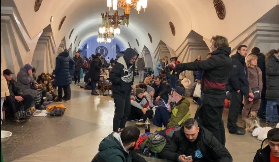 Imaginile din Ucraina care fac înconjurul lumii. Oamenii din Harkov s-au refugiat la metrou de teama atacurilor Rusiei  752821