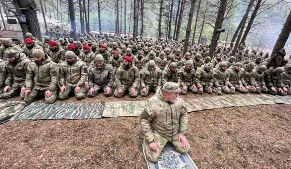 Soldații ceceni care luptă alături de ruşi, surprinși rugându-se înainte de a merge la război