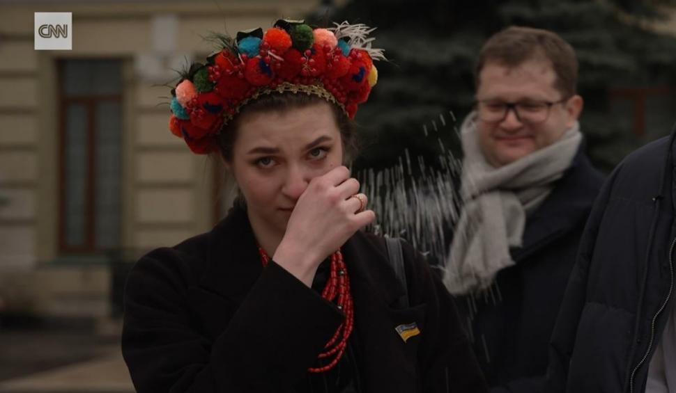 Ei sunt tinerii din Kiev care s-au căsătorit în ziua în care Ucraina a fost invadată de Rusia. Sirenele de alarmă s-au auzit în timpul cununiei religioase 752996