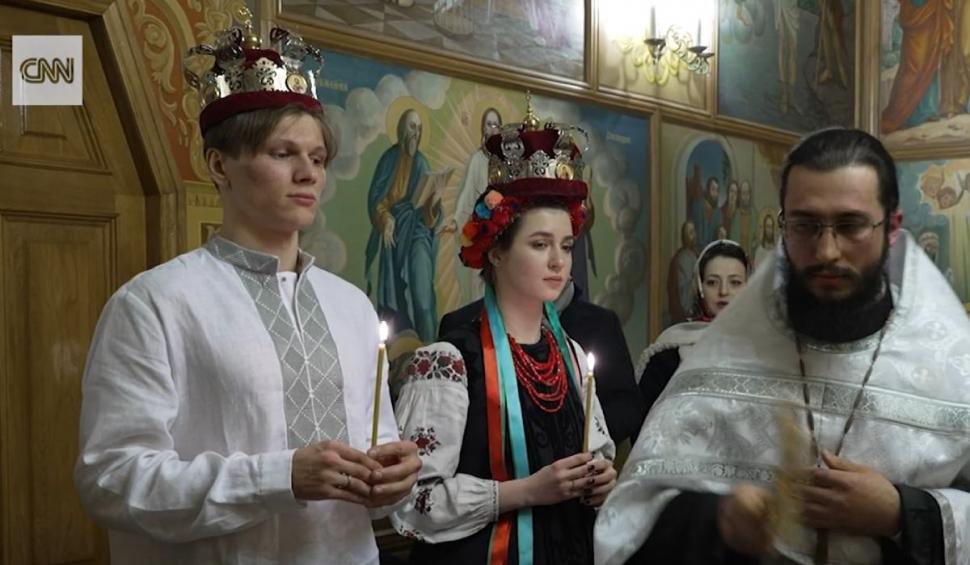 Ei sunt tinerii din Kiev care s-au căsătorit în ziua în care Ucraina a fost invadată de Rusia. Sirenele de alarmă s-au auzit în timpul cununiei religioase 752997