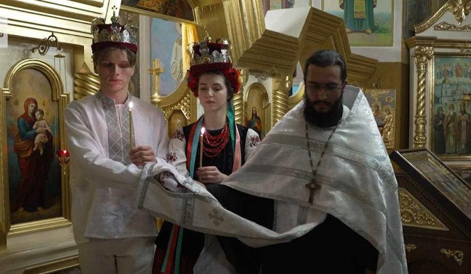 Ei sunt tinerii din Kiev care s-au căsătorit în ziua în care Ucraina a fost invadată de Rusia. Sirenele de alarmă s-au auzit în timpul cununiei religioase 752998