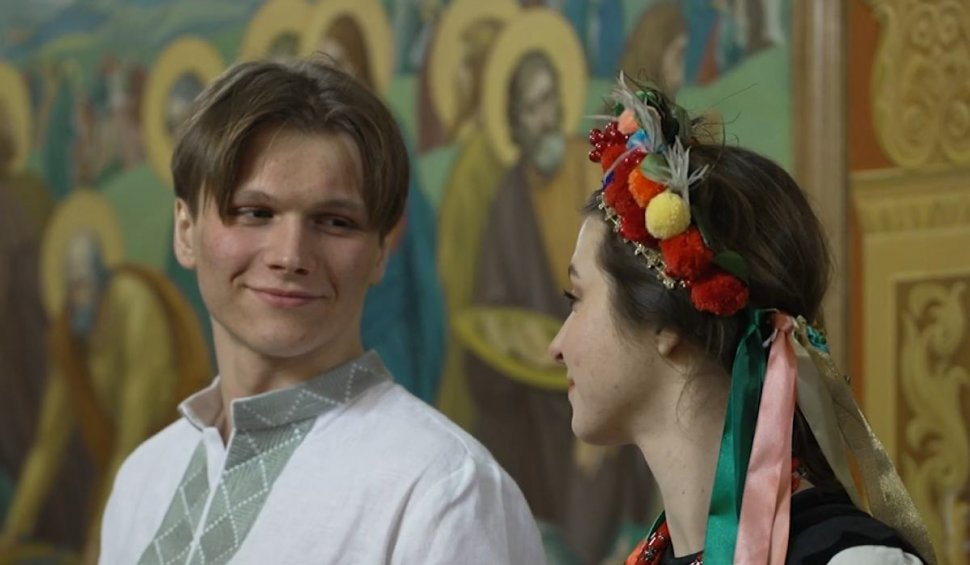 Ei sunt tinerii din Kiev care s-au căsătorit în ziua în care Ucraina a fost invadată de Rusia. Sirenele de alarmă s-au auzit în timpul cununiei religioase