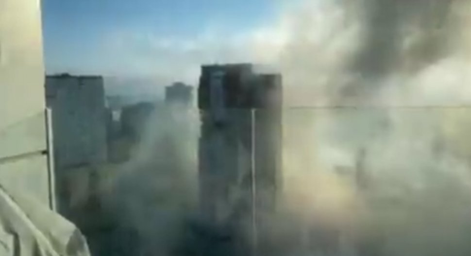 Momentul în care un bloc de locuințe este lovit în plin de o rachetă rusească 