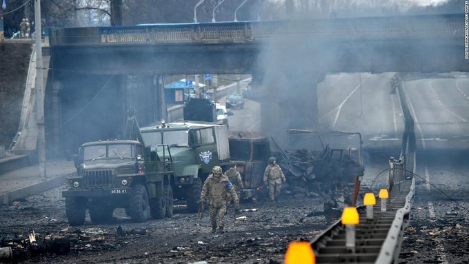 Forțele ucrainiene au distrus un convoi de blindate rusești la intrarea in Kiev