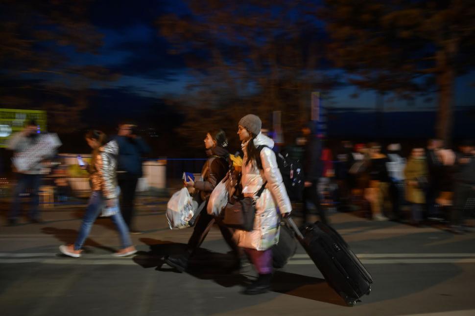 Mii de refugiați ucraineni își găsesc alinarea după ce intră în România. Au stat în picioare peste 24 de ore la graniță 753238