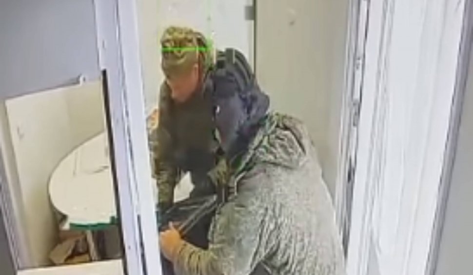Militari ruși filmați în timp ce fură dintr-o bancă din Ucraina