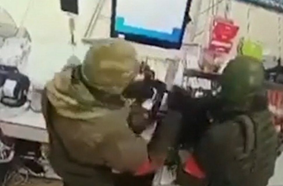 Soldaţi ruşi filmaţi în timp ce fură mâncare dintr-un magazin din Ucraina, după ce au rămas fără provizii