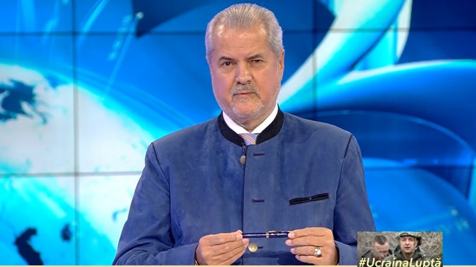 Adrian Năstase prezintă stiloul cu care a semnat aderarea României la NATO