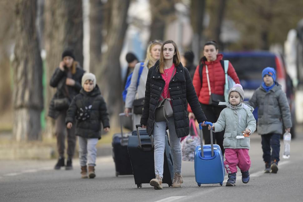 Imaginile dramelor dintre război şi pace la graniţa din Ucraina. "Sunt plânsete peste tot"