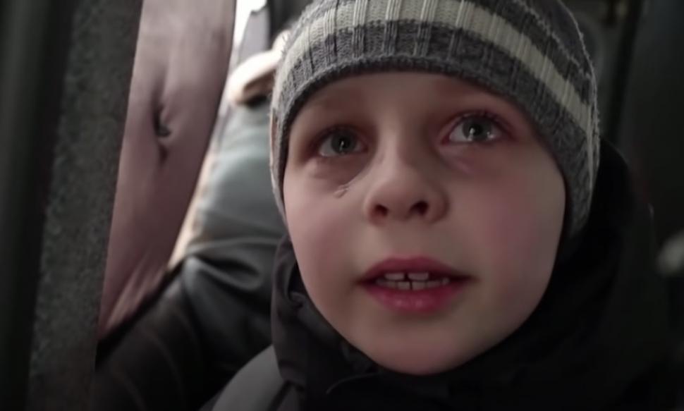 Copil cu ochii în lacrimi părăsind Kiev-ul: ”L-am lăsat pe tata acolo, îi va ajuta pe eroii noștri” 753421