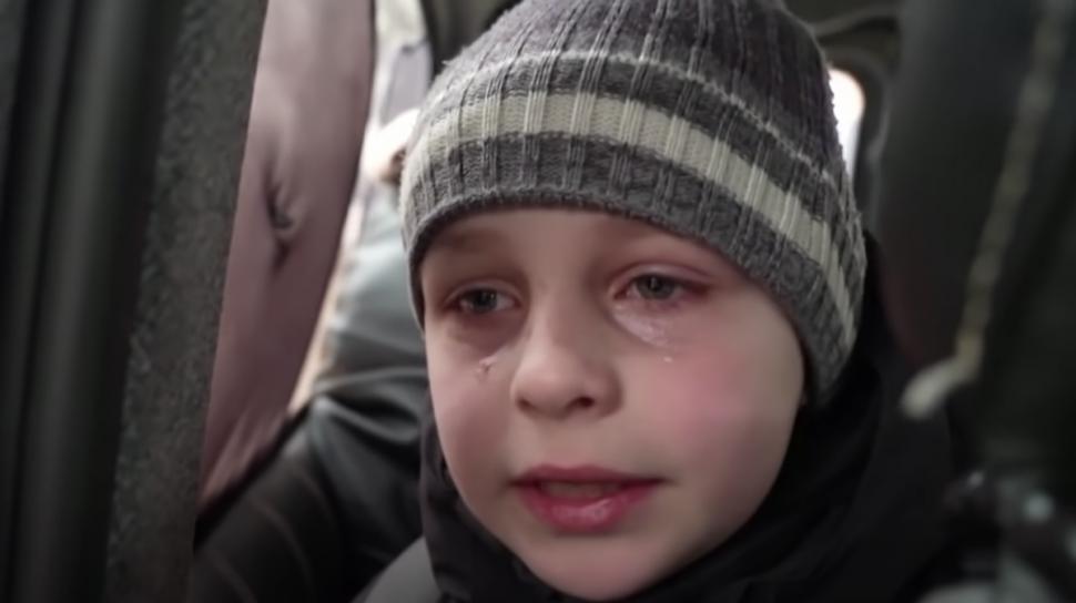 Copil cu ochii în lacrimi părăsind Kiev-ul: ”L-am lăsat pe tata acolo, îi va ajuta pe eroii noștri” 753422
