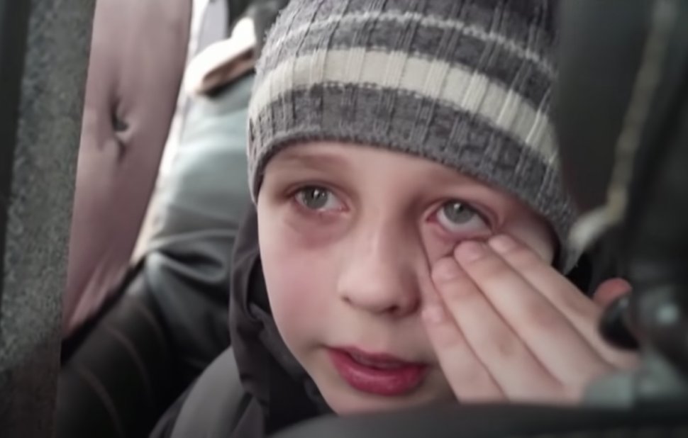 Copil cu ochii în lacrimi părăsind Kiev-ul: ”L-am lăsat pe tata acolo, îi va ajuta pe eroii noștri”