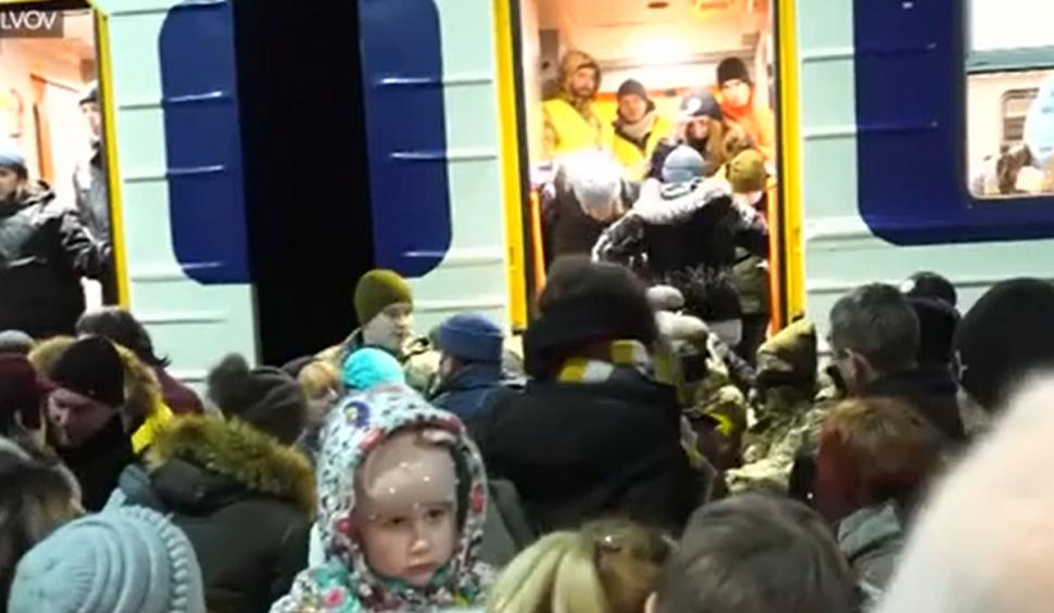 Imagini din gara disperării din Lvov | Mame cu bebeluşi în braţe imploră să fie luate în trenul salvării 753506